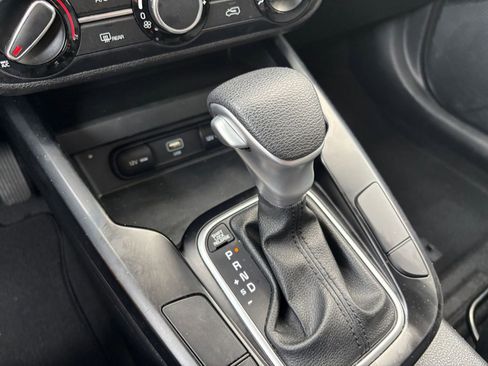 Used 2025 Kia Soul LX w/ LX Technology Package FWD image 40