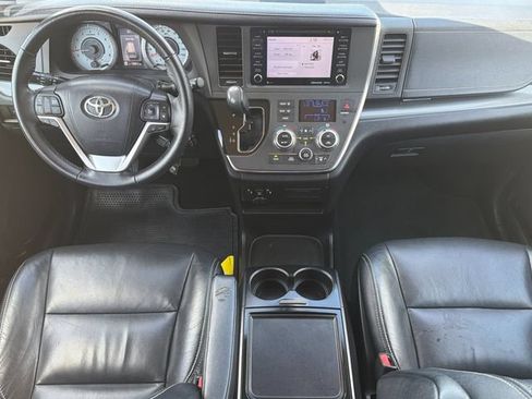 Used 2018 Toyota Sienna SE w/ Carpet Mat Package FWD image 9