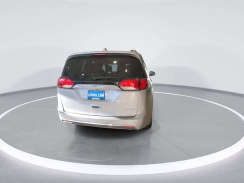 Used 2018 Chrysler Pacifica Limited FWD image 7