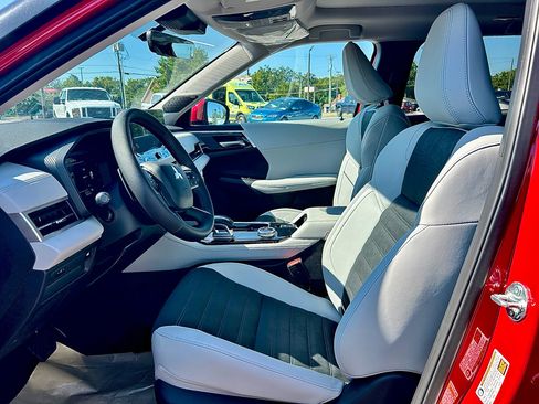 New 2025 Mitsubishi Outlander SE image 7