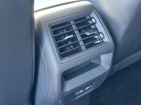 Used 2025 Volkswagen Tiguan SE image 11
