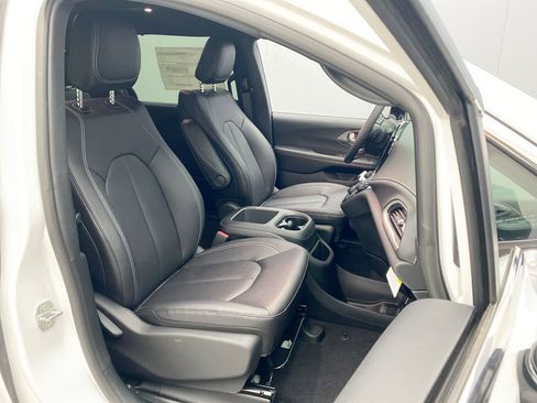 New 2026 Chrysler Pacifica Select FWD image 21