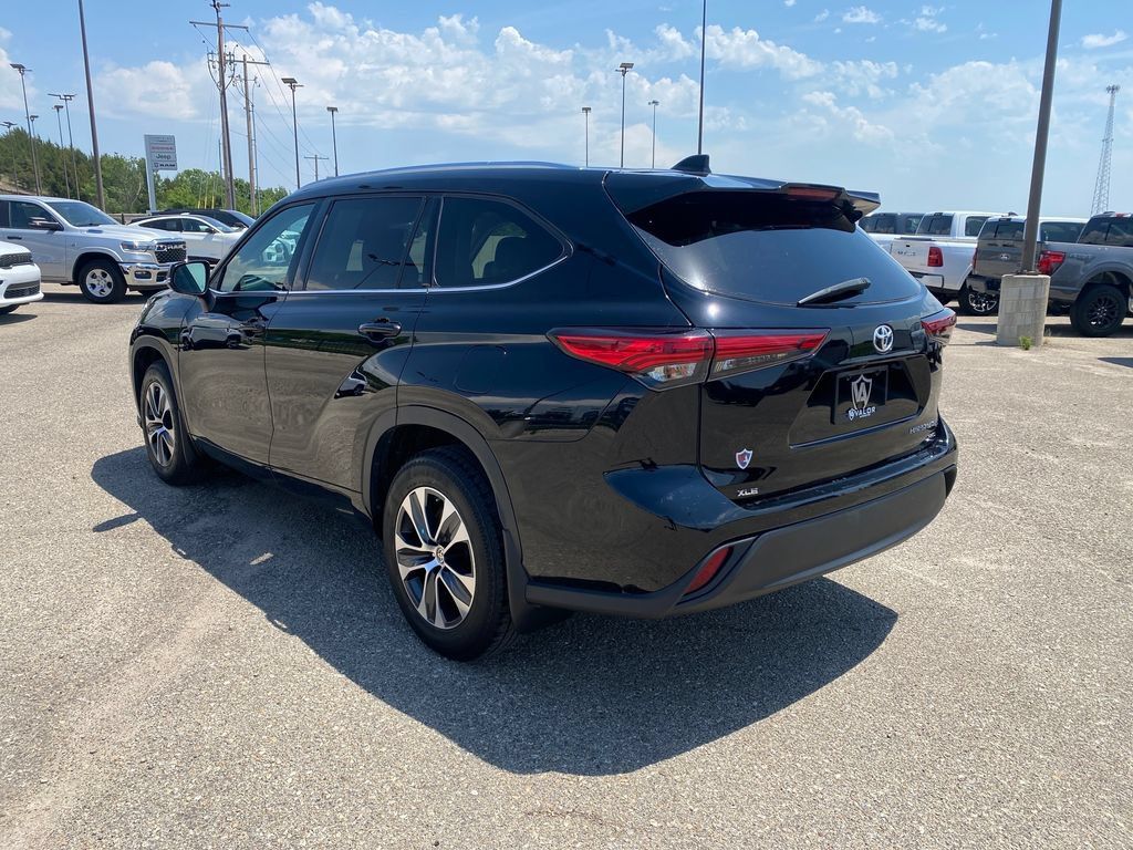 Used 2021 Toyota Highlander XLE AWD/4WD image 8