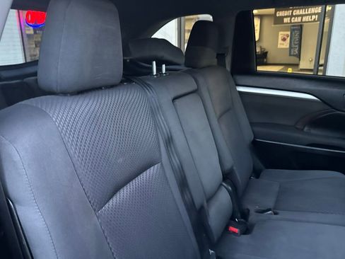 Used 2018 Toyota Highlander LE w/ Carpet Mat Package (TMS) image 22