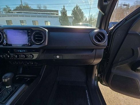 Used 2021 Toyota Tacoma TRD Sport w/ Technology Package image 12