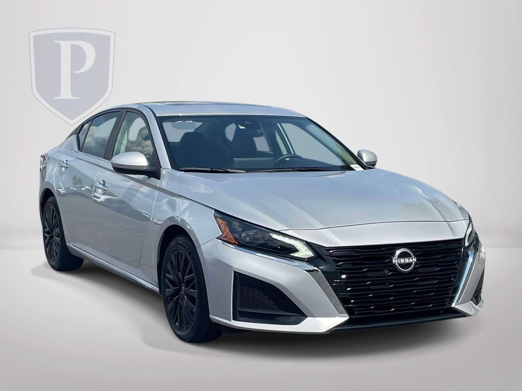 Used 2025 Nissan Altima 2.5 SV w/ SV Special Edition Package FWD image 2