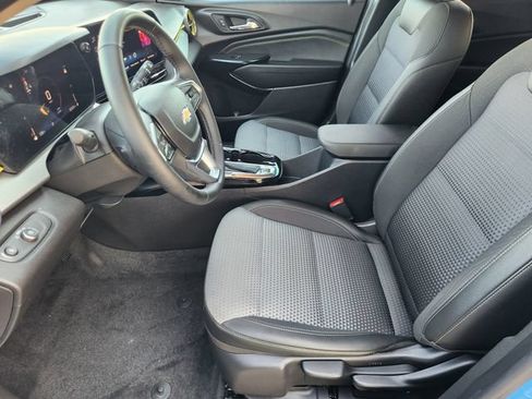 Used 2025 Chevrolet Trax LT w/ Driver Confidence Package FWD image 13