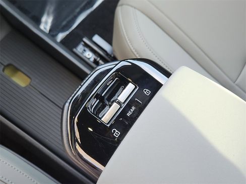 New 2025 Volvo EX30 Plus w/ Protection Package Premier image 12