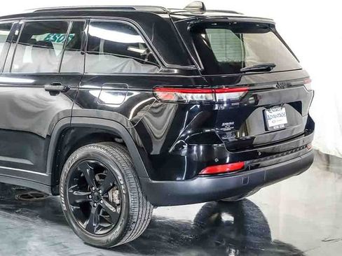 Used 2023 Jeep Grand Cherokee Altitude AWD/4WD image 10