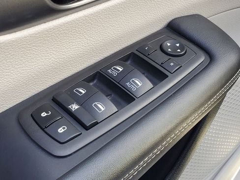 Used 2024 Chrysler Pacifica Limited FWD image 8