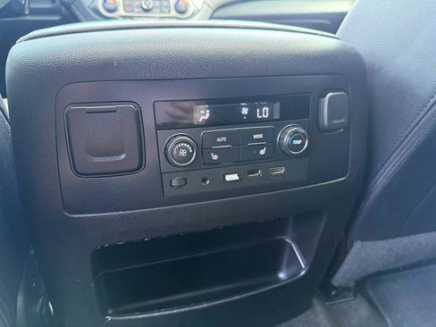 Used 2018 Chevrolet Suburban Premier RWD image 16