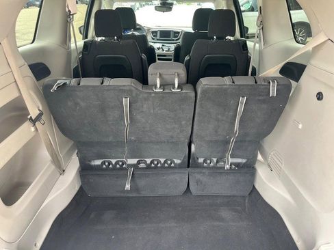 Used 2023 Chrysler Voyager LX FWD image 8