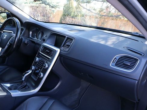 Used 2016 Volvo V60 T5 Cross Country Platinum image 17