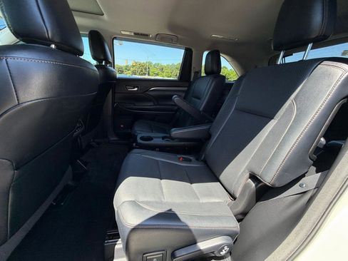 Used 2017 Toyota Highlander Limited AWD/4WD image 31