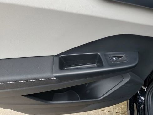 Certified 2025 Volkswagen Taos SE AWD/4WD image 15