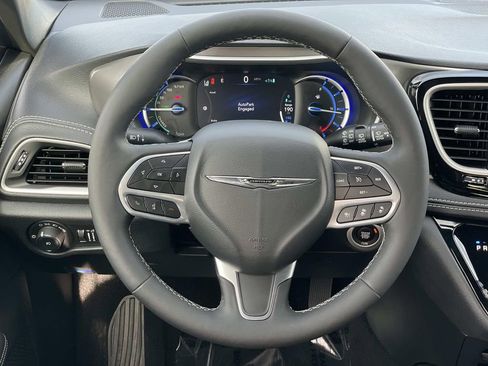 Used 2025 Chrysler Pacifica Select w/ Uconnect Theater Family Group image 28