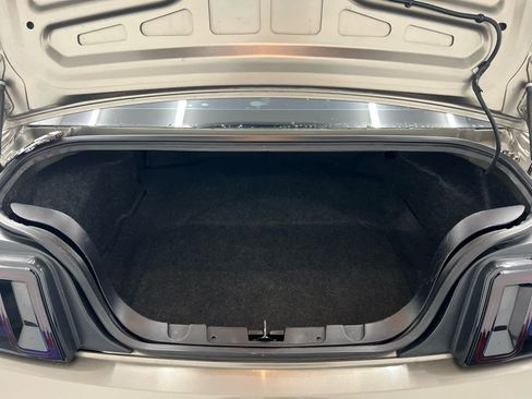 Used 2005 Ford Mustang Deluxe image 12