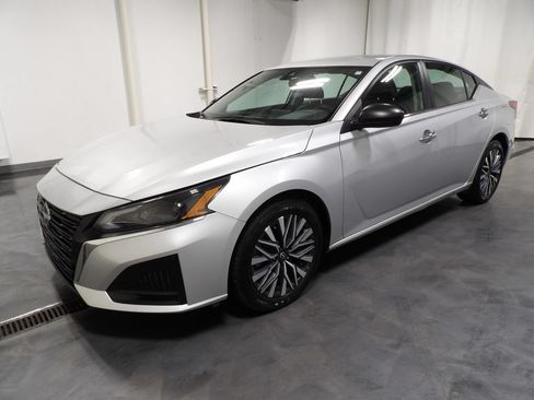 Used 2024 Nissan Altima 2.5 SV FWD image 5