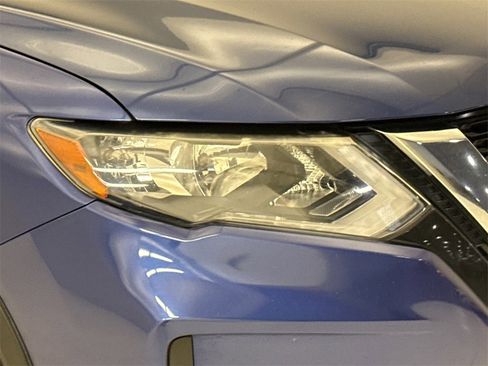 Used 2017 Nissan Rogue SV image 5