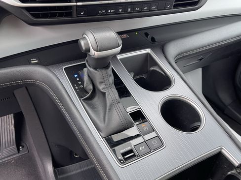 Certified 2025 Toyota Sienna XLE FWD image 25