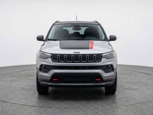 Used 2025 Jeep Compass Trailhawk AWD/4WD image 2