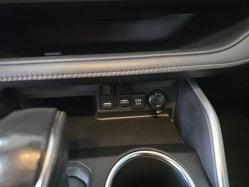 Used 2021 Toyota Highlander XLE image 24