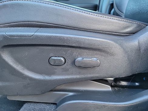 Used 2021 Chevrolet Trax LT w/ Premium Seat Package image 11