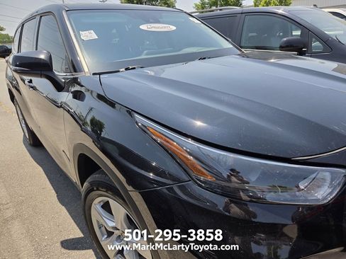 Used 2022 Toyota Highlander LE FWD image 3