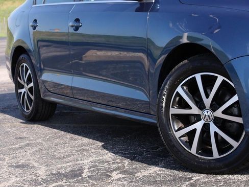 Used 2017 Volkswagen Jetta SE FWD image 3