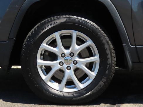 Used 2017 Jeep Cherokee Latitude w/ Comfort/Convenience Group AWD/4WD image 12