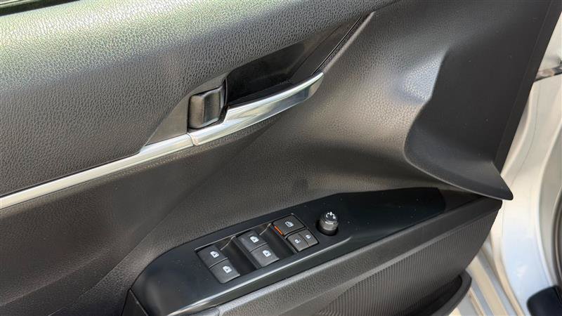 Used 2020 Toyota Camry SE w/ Convenience Package FWD image 22