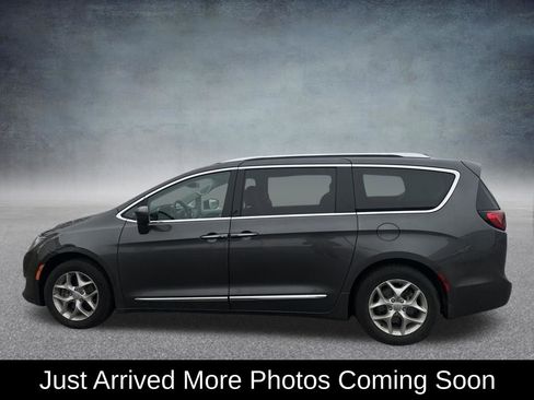 Used 2019 Chrysler Pacifica Touring-L w/ Advanced Safetytec Group image 3