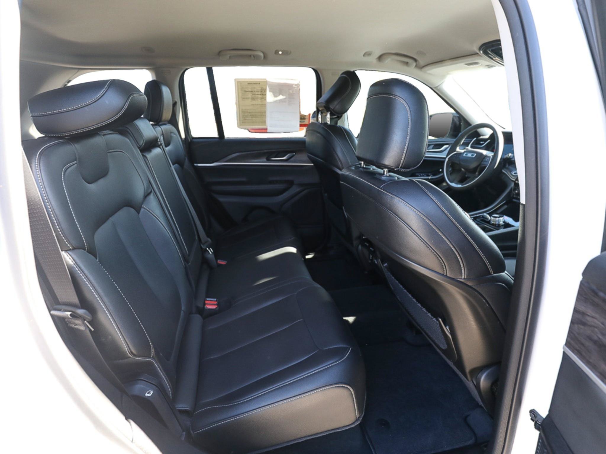 Used 2023 Jeep Grand Cherokee Limited w/ Black Appearance Package AWD/4WD image 23
