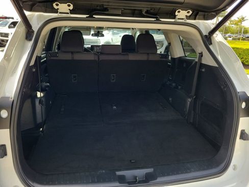 Used 2021 Toyota Highlander LE FWD image 14