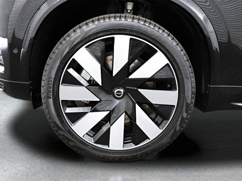 Certified 2025 Volvo XC90 T8 Plus image 4