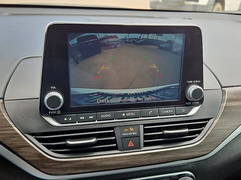 Used 2025 Nissan Altima 2.5 SV FWD image 14