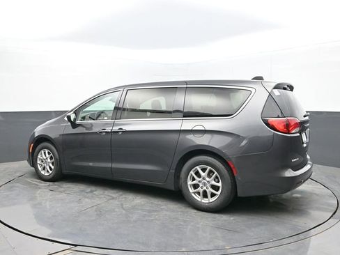 Used 2023 Chrysler Voyager LX FWD image 3