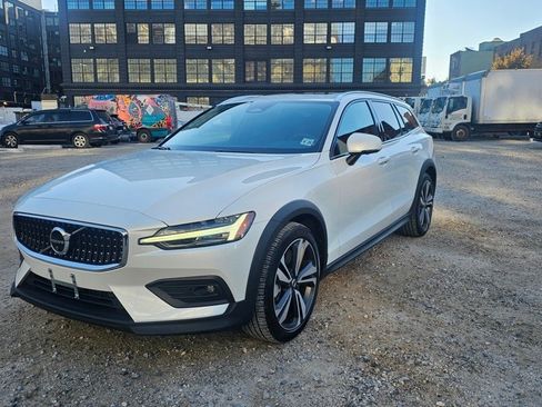Certified 2024 Volvo V60 B5 Cross Country Plus image 1