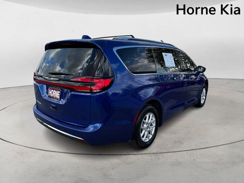 Used 2021 Chrysler Pacifica Touring-L w/ Uconnect Theater Family Group image 4