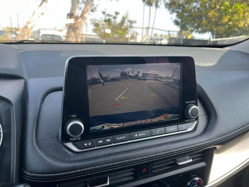 Used 2025 Nissan Rogue SV image 24