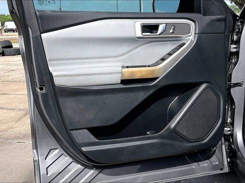 Used 2021 Ford Explorer XLT w/ Equipment Group 202A RWD image 17