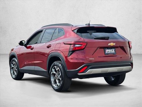 Used 2025 Chevrolet Trax LT w/ LT Convenience Package image 8
