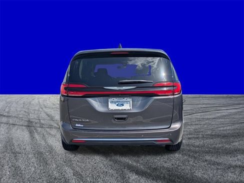 Used 2023 Chrysler Pacifica Touring-L FWD image 5