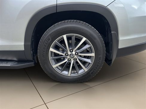 Used 2019 Toyota Highlander XLE AWD/4WD image 27