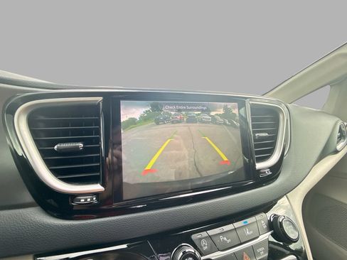 Used 2023 Chrysler Pacifica Touring-L FWD image 24