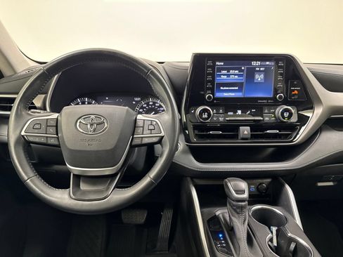 Used 2022 Toyota Highlander XLE FWD image 30