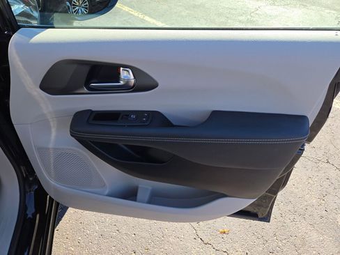 Used 2024 Chrysler Pacifica Touring-L image 5