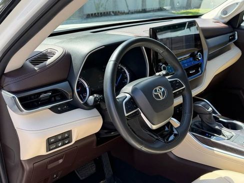 Used 2022 Toyota Highlander Limited FWD image 12