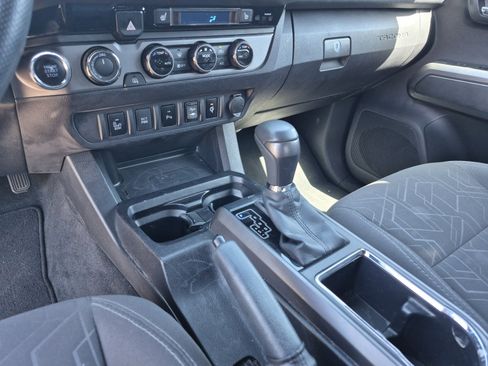 Used 2017 Toyota Tacoma TRD Sport w/ Premium & Technology Package AWD/4WD image 12