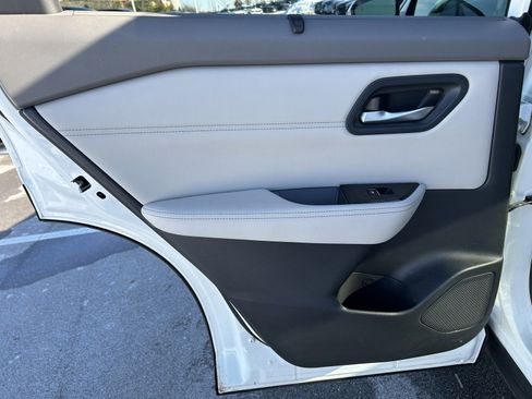 Used 2023 Nissan Rogue SL w/ SL Premium Package image 10